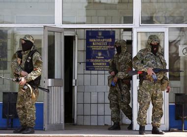 Các tay súng ly khai chiếm giữ trụ sở chính quyền thị trấn miền đông Kostyantynivka.