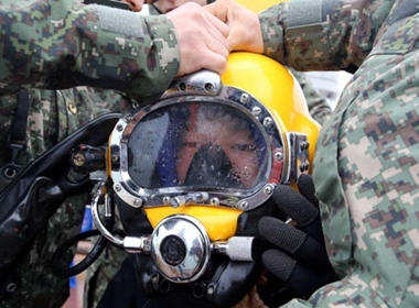 Một thợ lặn của cảnh sát biển Hàn Quốc tham gia tìm kiếm nạn nhân phà Sewol