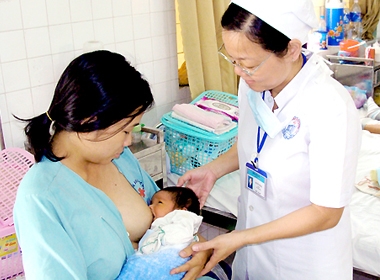 Hướng dẫn sản phụ cho con bú tại Bệnh viện đa khoa Đồng Nai.