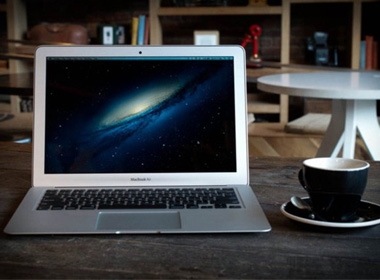 Apple giới thiệu MacBook Air 2014 với không nhiều thay đổi. Ảnh: The Verge.