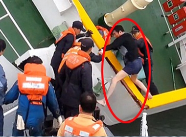 Thuyền trưởng Lee Joon-seok vội vàng nhảy khỏi phà Sewol lên xuồng cứu hộ.