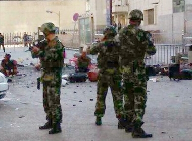 Cảnh sát vũ trang phong tỏa hiện trường sau vụ đánh bom