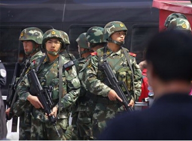 Cảnh sát Trung Quốc đứng gác gần hiện trường vụ đánh bom đẫm máu ở nhà ga