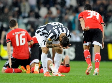 Juventus (áo sọc) không thể vượt qua Benfica