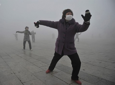 Người dân Trung Quốc vừa đeo khẩu trang vừa tập thể dục do ô nhiễm môi trường.