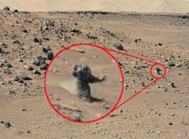 'Hình người' trên bề mặt sao Hỏa được tàu Curiosity gửi về Trái Đất.