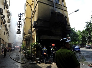 Đám cháy được cho là do chập điện từ tầng 1, sau đó lan rộng lên các tầng.