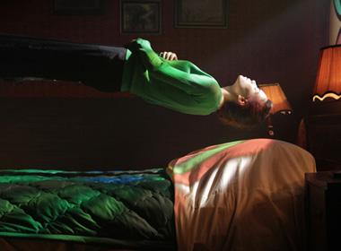 Hình ảnh đầy ma mị khi cơ thể Hà Hồ tự nhấc bổng trên giường