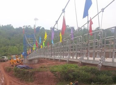 Có cầu mới, cô trò ở Sam Lang không phải chui tú ni-lông qua suối 