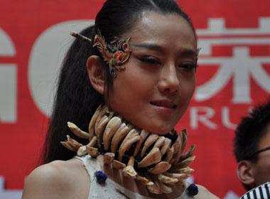 Sao Hoa ngữ đeo vòng cổ bằng răng thú gây 'sốc'