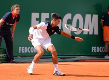 Djokovic phải buông súng sớm vì chấn thương cổ tay phải.