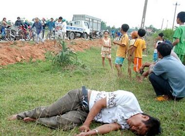 Tài xế Cường say mèm nằm trên vệ cỏ ven đường.