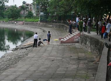 Thi thể nạn nhân đã được Công an phường Giảng Võ vớt lên bờ (Ảnh: Xuân Hải)