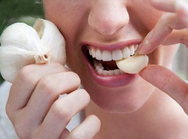 Tỏi sống có thể trị dứt chứng viêm họng