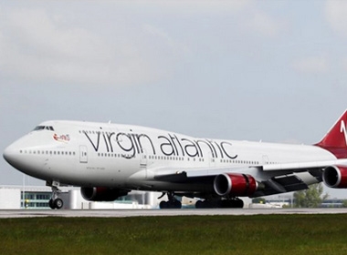 Cô gái bị bắt giữ sau khi gây rối trên chuyến bay của hãng Virgin Atlantic. Ảnh: NY Daily News