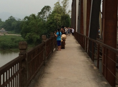 Khá đông người dân tìm đến cầu Đo Xá theo dõi quá trình tìm kiếm tung tích nạn nhân. 