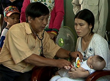 Nhân viên y tế kiểm tra sức khỏe cho bé sơ sinh được cho là bị bắt cóc sáng nay ở thôn An Chiểu