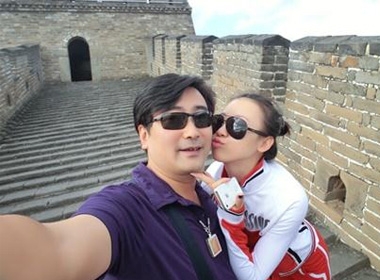 Quan tham Trung Quốc Fan Yuetime và cô bồ Ji Yingnan, 26 tuổi chụp ảnh 'tự sướng' tình tứ.