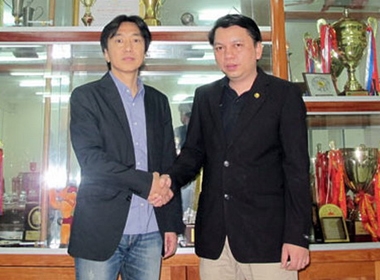 HLV Toshiya Miura (trái) sẽ chính thức tiếp nhận chiếc ghế HLV trưởng ĐTVN vào ngày mai