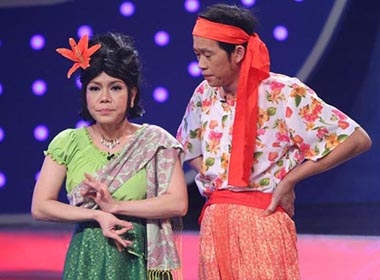 hoá trang thành những người Thái Lan với trang phục sặc sỡ 