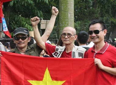 Người dân mang cờ cùng nhiều khẩu hiệu phản đối hành động của Trung Quốc