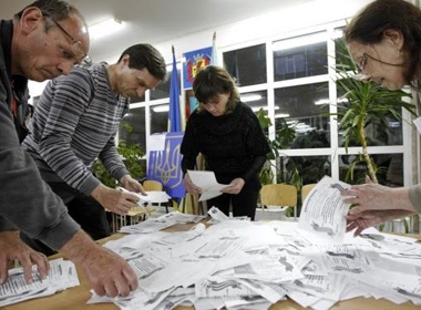 Thành viên Ủy ban bầu cử kiểm phiếu tại khu vực Lugansk sau cuộc trưng cầu dân ý hôm 11/5