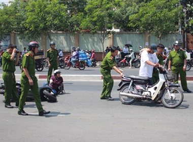 Tuấn ngang nhiên giật túi xách rồi rú ga bỏ chạy nhưng đã bị cảnh sát khống chế. (Ảnh minh họa)