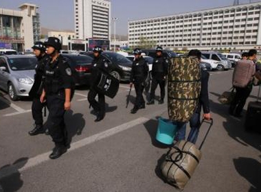 Cảnh sát Trung Quốc tuần tra ở nhà ga Urumqi tại Tân Cương -