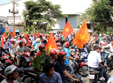 Diễu hành ôn hòa của công nhân Bình Dương lúc ban đầu. Ảnh: Ngọc Trinh/ Vietnamnet