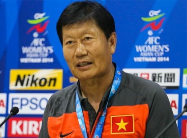 Huấn luyện viên Trần Vân Phát vẫn cười sau thất bại 0-4 của tuyển Việt Nam.