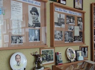 Phòng truyền thống của nhà trường lưu giữ và trưng bày hàng trăm hiện vật và ảnh liên quan đến Chủ tịch Hồ Chí Minh.   