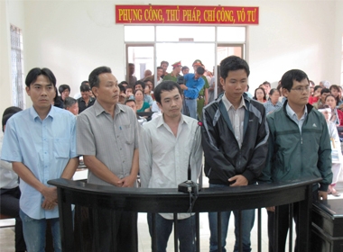 5 bị cáo bị cho là đã dùng dùi cui đánh đến chết nghi can Ngô Thanh Kiều