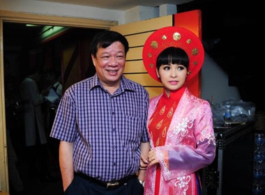 Chồng Trang Nhung, doanh nhân Ngô Nhật Phương đến ủng hộ vợ