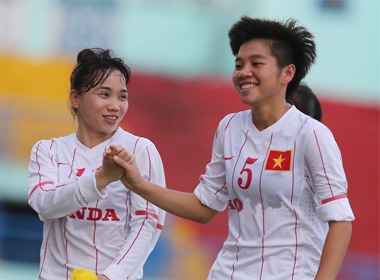 Tuyển nữ VN ra sân tập luyện chuẩn bị cho trận play-off tranh vé dự World Cup 2015 với kình địch Thái Lan.