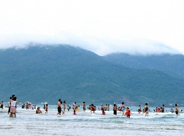 Biển Đà Nẵng xanh mát trong ngày hè rực nắng