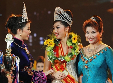 Hoa hậu các dân tộc Việt Nam 2011 Triệu Thị Hà (giữa) bên Trưởng ban tổ chức cuộc thi - bà Đoàn Kim Hồng (phải) trong khoảnh khắc đăng quang vào năm 2011