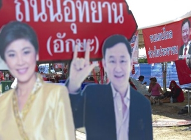 Hình ảnh của bà Yingluck và anh trai Thaksin tại trại biểu tình của 'phe áo đỏ' ở Bangkok hôm 21/5.