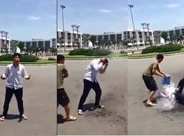 Hình ảnh nam sinh bị bạn tạt nước vì hát quá tệ.