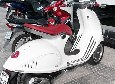 Chỉ riêng giá bán của chiếc Vespa 946 đã đủ để lu mờ các xe máy để bên cạnh.