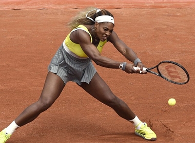 Serena mắc quá nhiều lỗi đánh bóng hỏng và đành chịu gác vợt trước đàn em