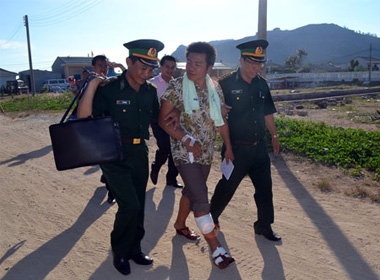 Ngư dân bị tàu bị Trung Quốc đâm chìm ở Hoàng Sa của Việt Nam về đảo Lý Sơn - Ảnh: Trần Mai