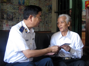 Chính ủy Cảnh sát biển Nguyễn Văn Tương thăm hỏi và trao quà cho gia đình thuyền trưởng tàu CSB 8003 Nguyễn Văn Hưng
