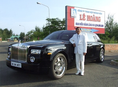 Chiếc Rolls-Royce Phantom được đại gia Lê Ân (76 tuổi, 6 vợ) sử dụng trong nhiều hoạt động.