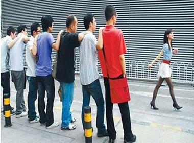 Đàn ông không có tiền đừng mơ tán gái