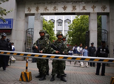 Chiến dịch chống khủng bố ở Tân Cương huy động nhiều lực lượng chính trị và pháp lý, quân đội và cảnh sát vũ trang.