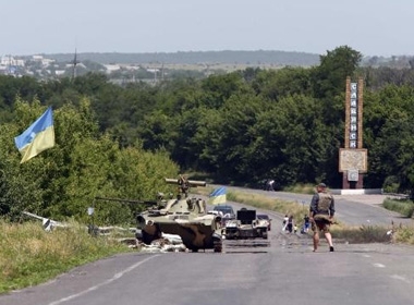 Xe bọc thép vũ trang tại một chốt gác của quân đội Ukraina ở Slaviansk