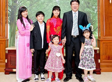 Doanh nhân Ngô Nhật Phương bên vợ và 4 con. Ảnh: NP.