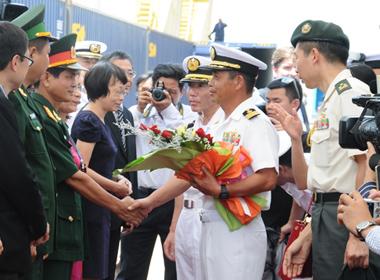 Đại diện chính quyền TP Đà Nẵng đón đòn tại cảng Tiên Sa Đà Nẵng sáng 6/6