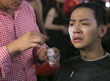 Hoài Lâm trét keo lên mặt để giả người già 