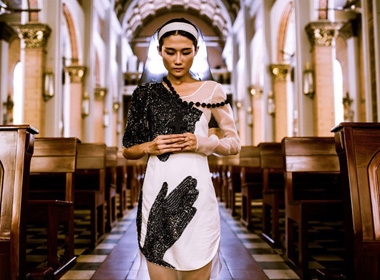 Kha Mỹ Vân chụp ảnh thời trang trong nhà thờ